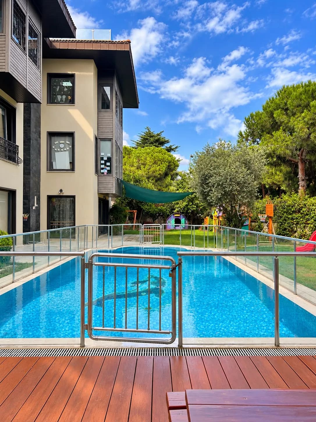 Güvenlik korkuluklu havuz ve ahşap deck